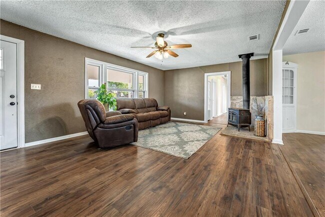 Building Photo - 211 Tate Ln