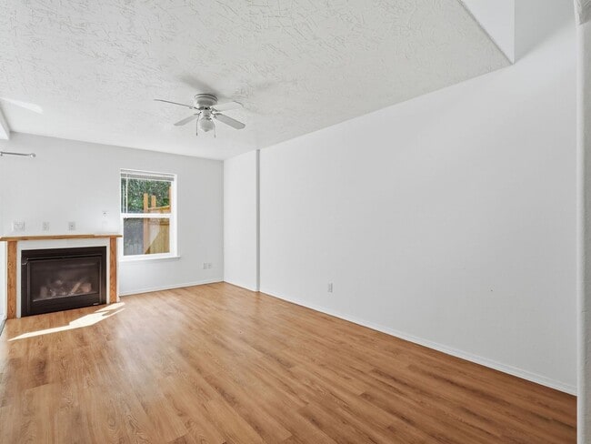 Building Photo - 580 7th Ct