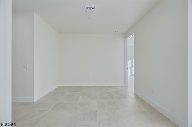 Building Photo - 2411 Lola Ave S