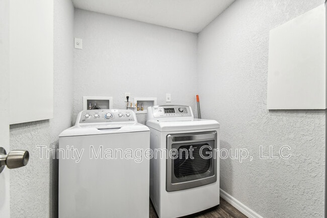 Building Photo - 10033 Brunswick Ln