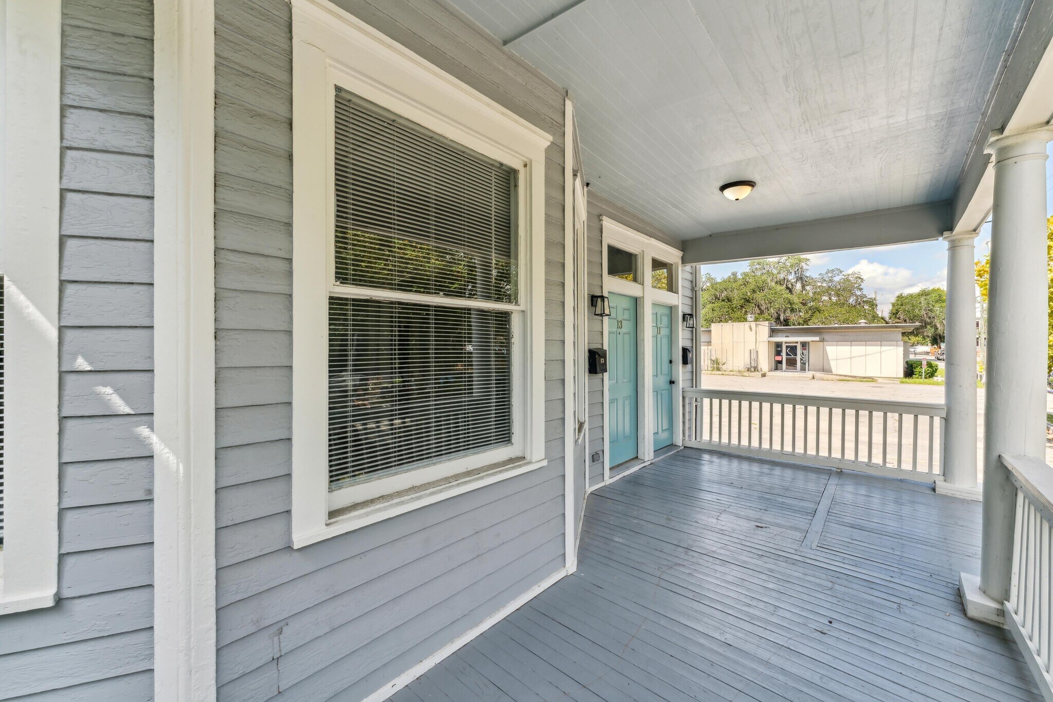 Inviting front porch - 11 E 39th St