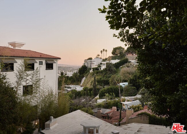 Building Photo - 8593 Hollywood Blvd