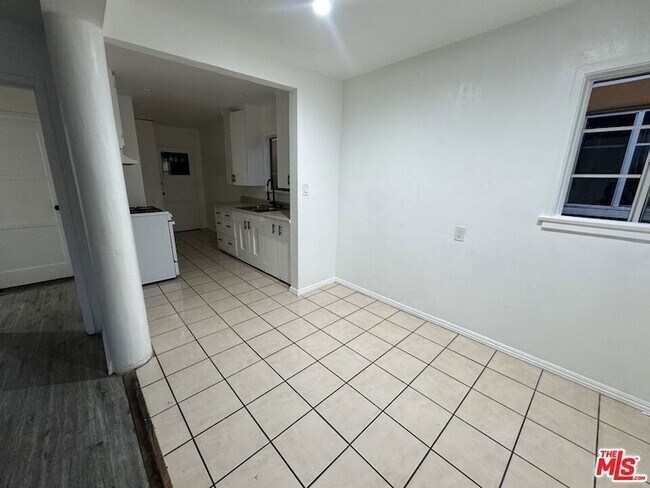 Building Photo - 6207 Crenshaw Blvd