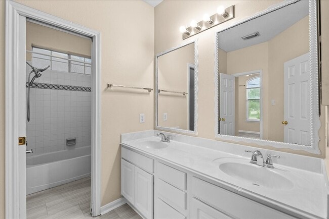 Building Photo - 2758 Laguna Pointe Dr