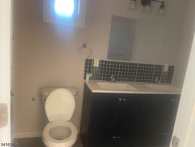 Building Photo - 10 Shaw Ave