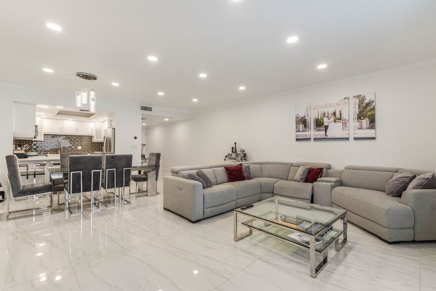 Building Photo - 321 S San Vicente Blvd