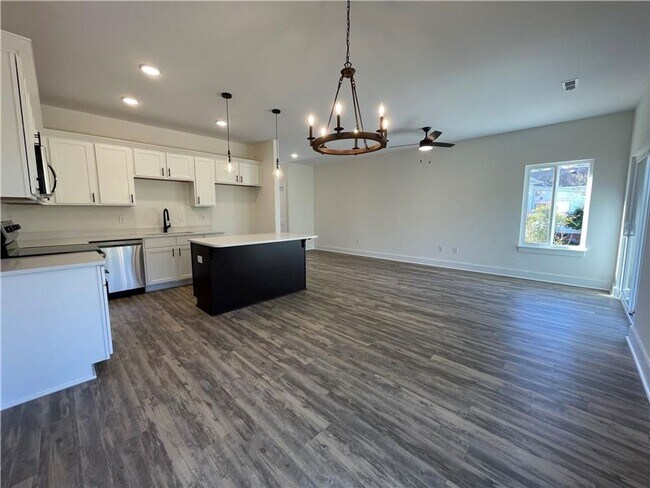 Building Photo - Single Family Home in Seneca!