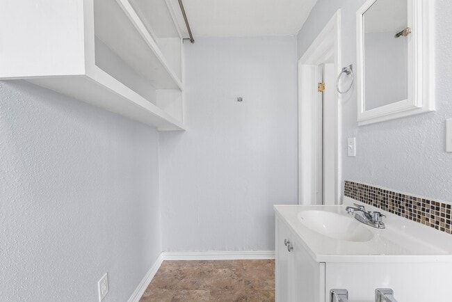 Building Photo - 319 Moody St