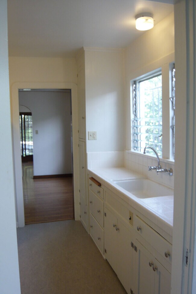 Building Photo - 465 N Alta Vista Blvd