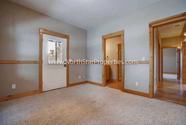 Building Photo - Beautiful Home On 10 Acres. Horse property
