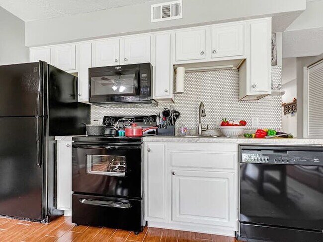 Building Photo - Adorable 1BR - Ground Entry Available FULLY FURNISHED