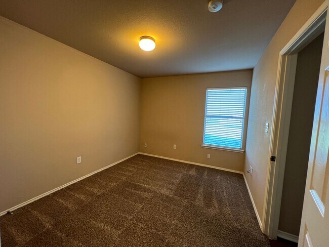 Building Photo - Welcome home to this spacious 3-bedroom, 2-bath quadplex in Krum!