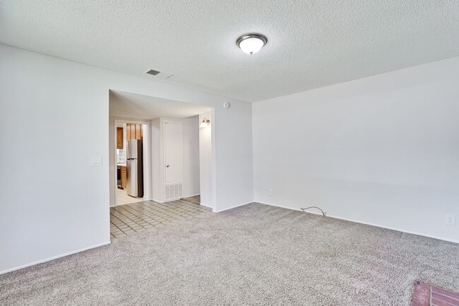 Building Photo - Spacious 3 Bedroom 2 Bath Home with 2 Car Garage and Central Air Conditioning