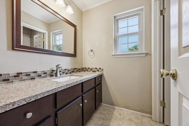 Building Photo - 1402 Doonesbury Dr