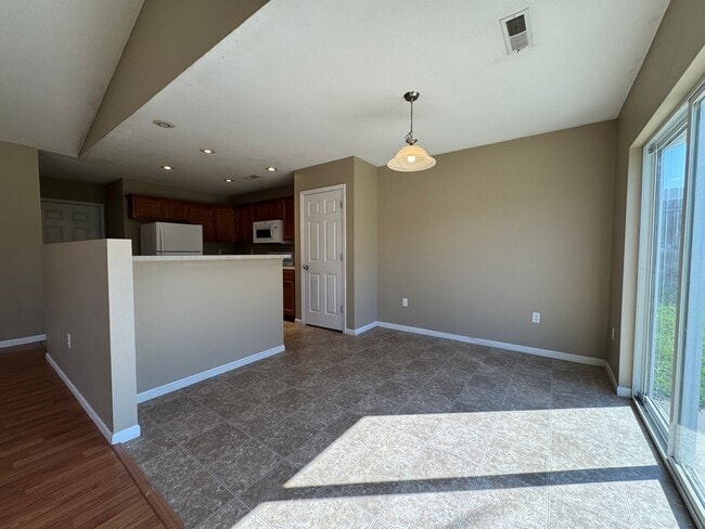 Building Photo - Home in Pioneer Ridge – Pet Friendly & Min...