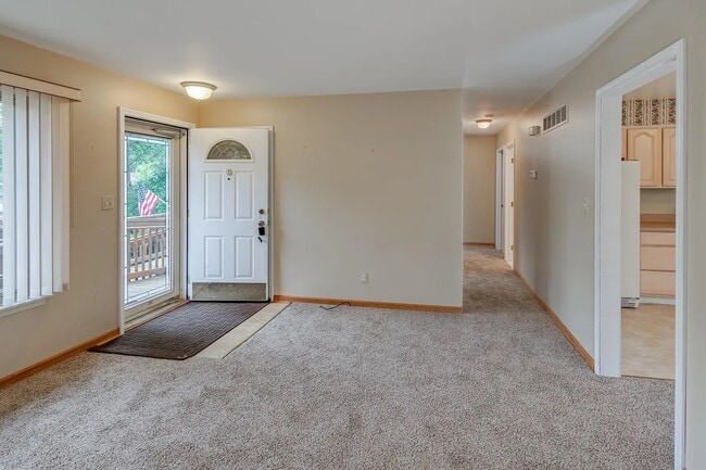 Building Photo - 150 Bobolink Ave
