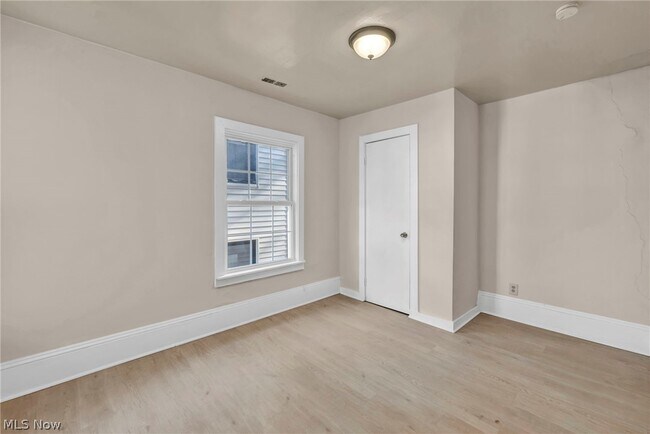 Building Photo - 2049 W 85th St
