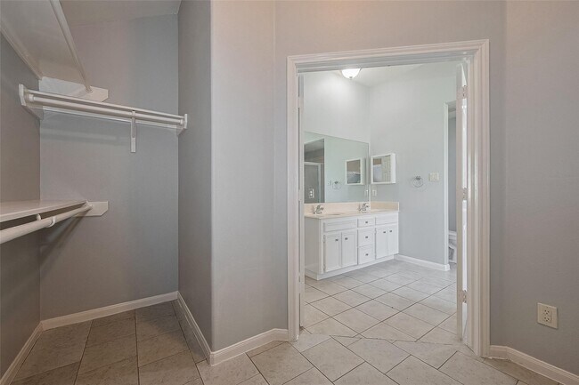Building Photo - 9631 Highland Pointe Dr