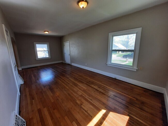 Building Photo - Pet Friendly Home with Fenced Back Yard and Hardwood Floors!