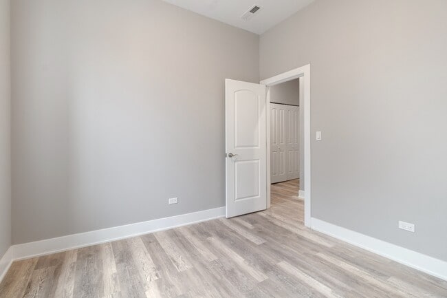 Building Photo - Gorgeous, Updated Top Floor 3bd/2bth Prime West Town area, Available 6/1