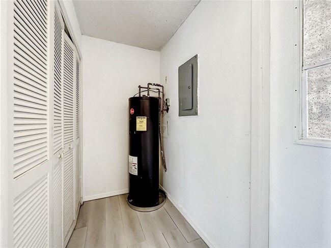Building Photo - 3 Bedroom, 2.5 Bath home with upgraded kit...