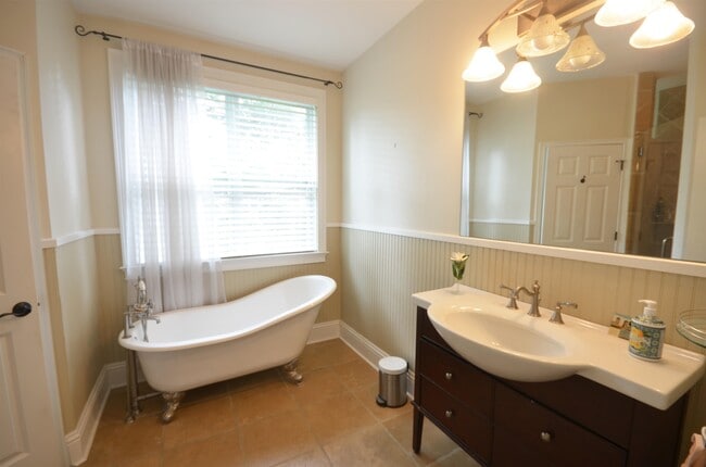 Building Photo - 2204 Altoona Dr