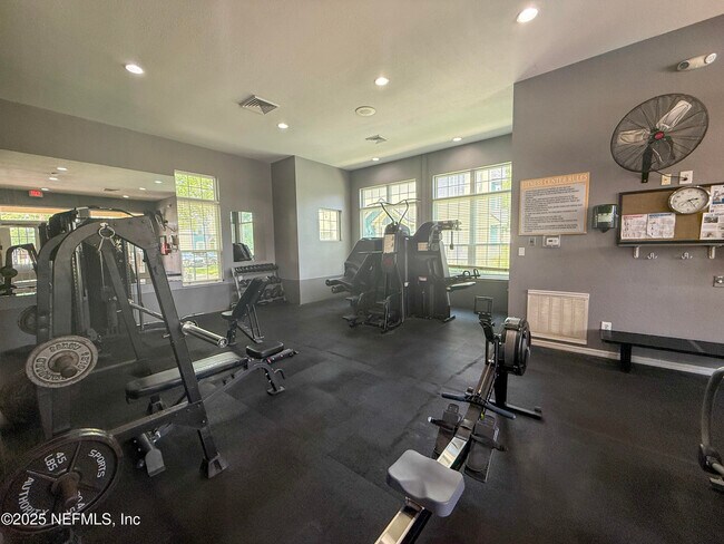 Building Photo - 13700 Richmond Park Dr N