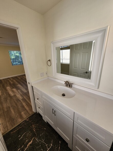 Building Photo - 420 Riverdale Dr