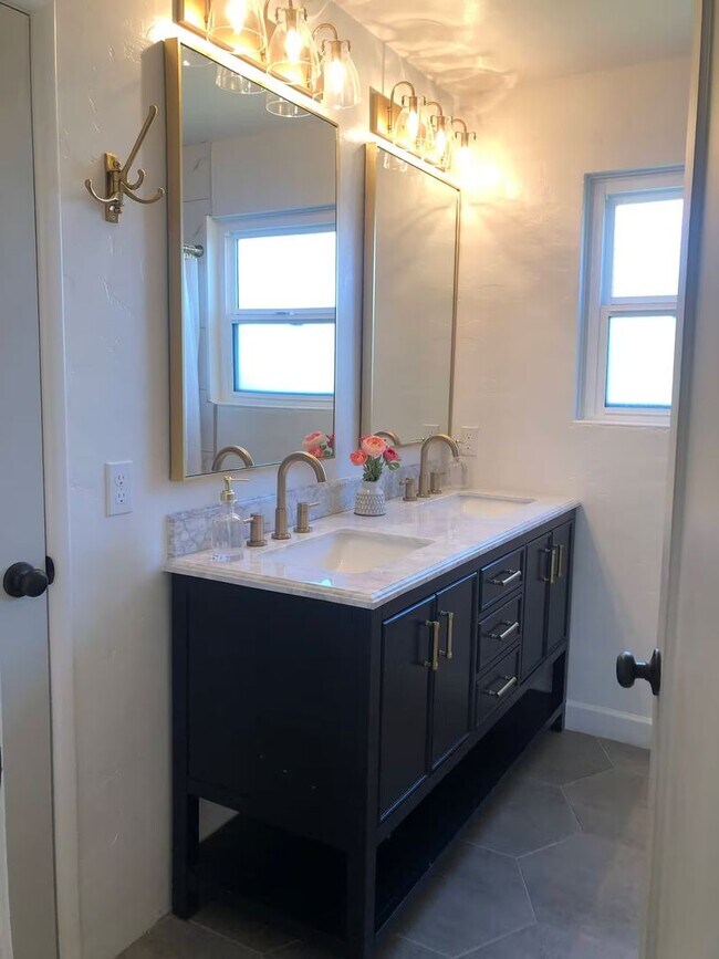 Building Photo - A true Tucson style home near the University of Arizona main campus! Must See!