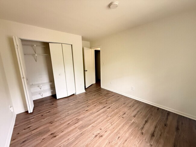 Building Photo - 8720 Mornington Dr