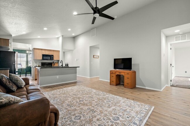 Building Photo - 16372 Whitley Ave