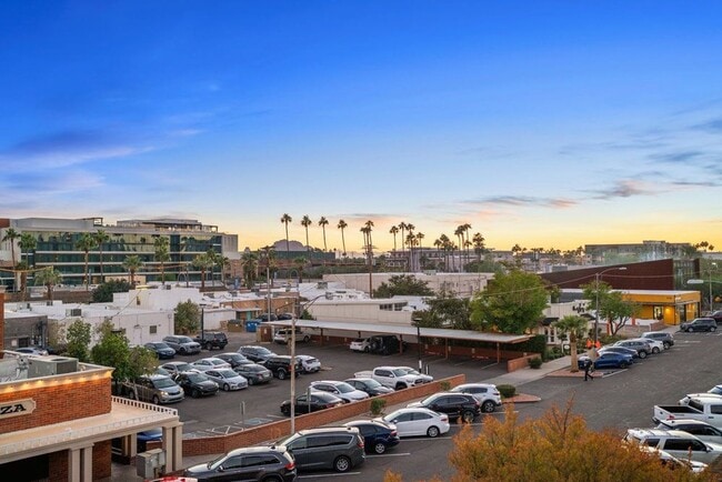 Building Photo - Stunning Fully Furnished Condo in Downtown...