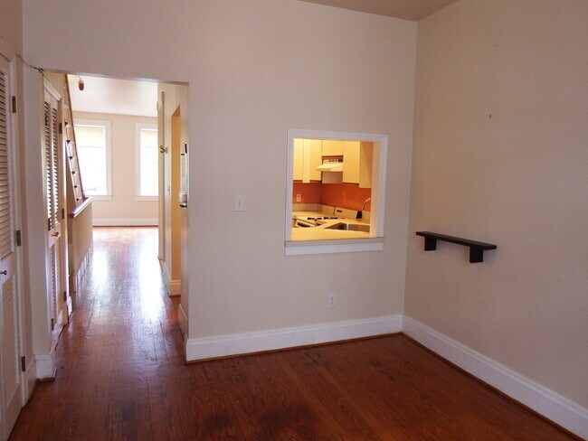 Building Photo - Beautiful Two Level Two Bedroom with Two Baths in Historic Mt Vernon Ready to Move In