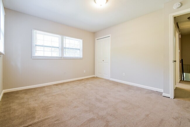 Building Photo - 1821 Pine Creek Dr