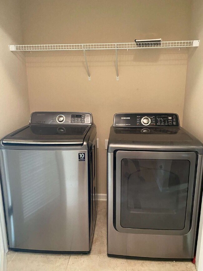 Building Photo - Beautiful 3-Bedroom Townhome in Desirable Oakleaf Plantation – Available Now!