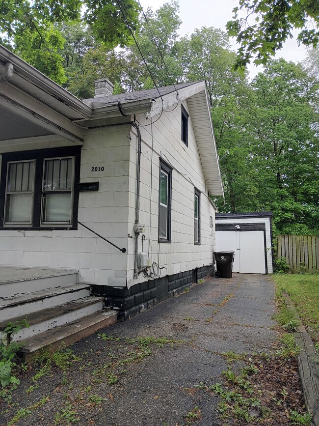 Primary Photo - 2010 N Ellis St