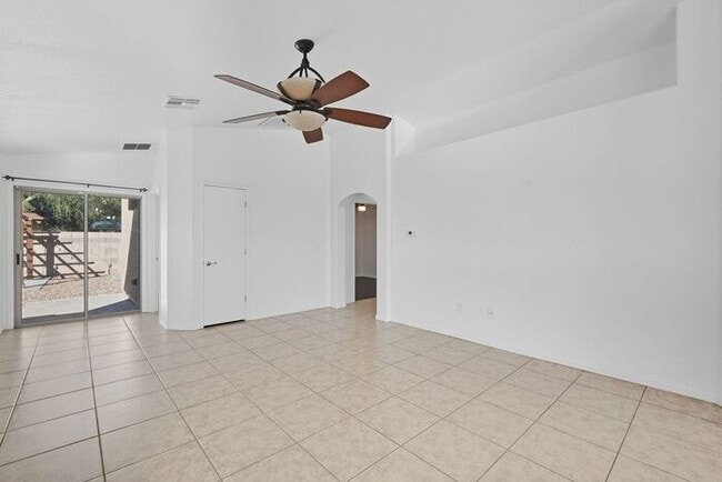 Building Photo - Bright & Inviting Tucson Home Near Davis-M...