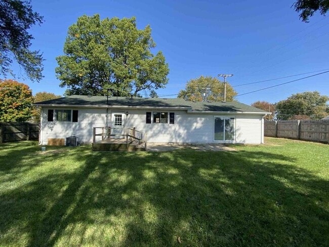 Building Photo - 4 bedroom ranch style hom