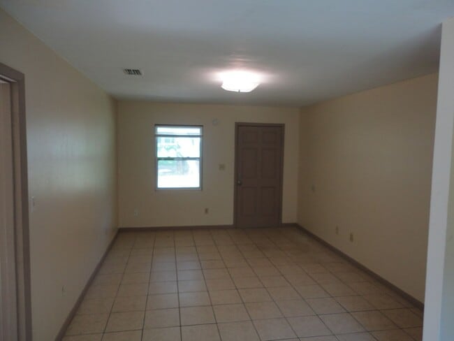 Building Photo - Nice 4 bedroom/2 Bathroom home