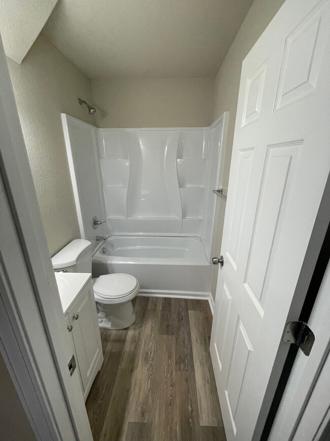 Building Photo - Updated 2 Bedroom with Large Back Yard