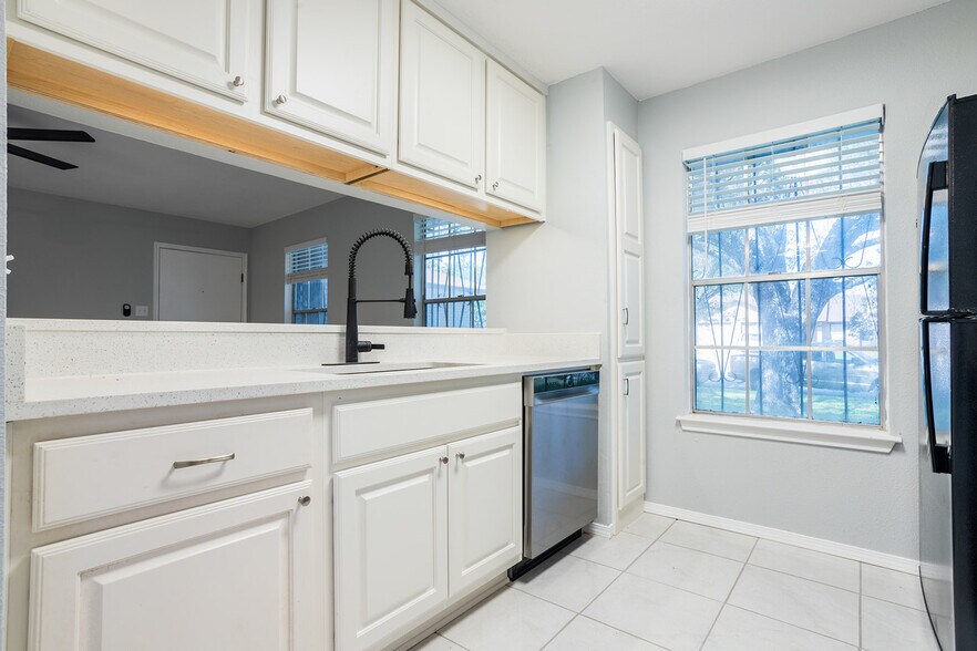 Building Photo - 5275 Meadow Rise St
