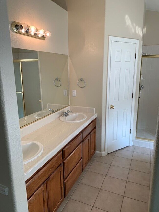 Building Photo - 5 Bedroom 3 Bath Home Available NOW!