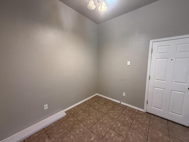 Building Photo - 4205 Cambridge Dr