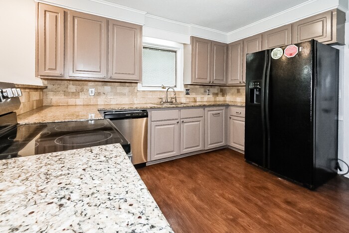 Building Photo - 163 Twin Oaks Dr