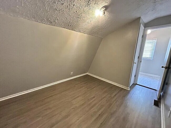 Building Photo - 120 Perry Ln