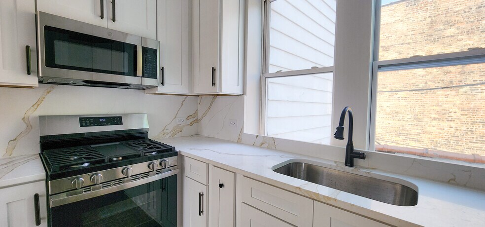 Building Photo - 2552 S Central Park Ave