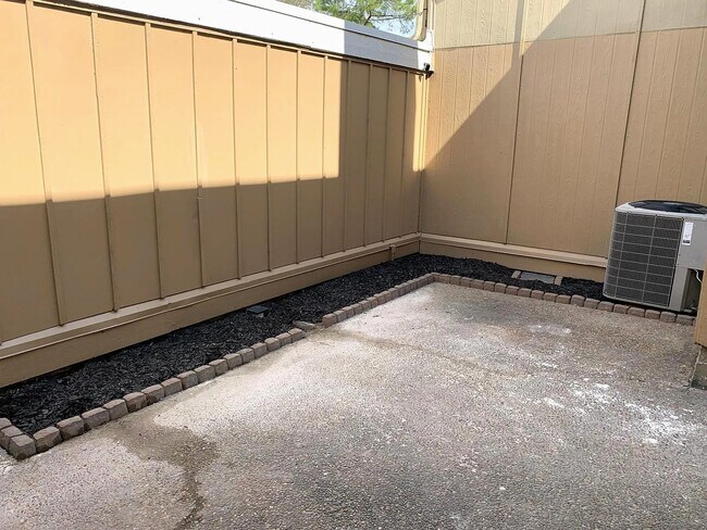 Building Photo - 12121 Bob White Dr