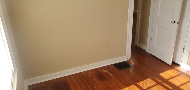 Building Photo - 2 bd, 1 ba house in central west Columbia, wood floors, new paint, low traffic road