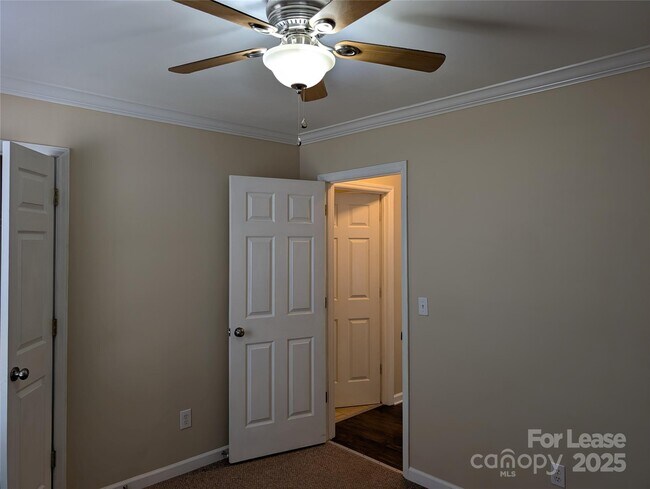 Building Photo - 125 Foxglove Dr