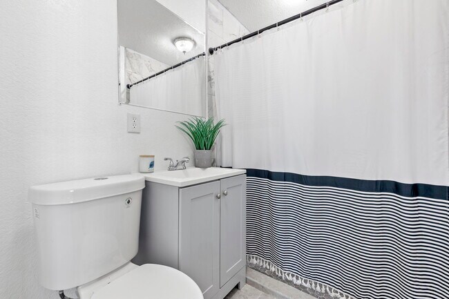Building Photo - 221 Duxbury Ave